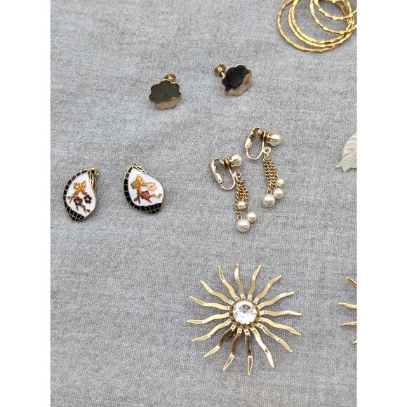 Lot of 10 Pair Vintage Clip On Screw On Gold Tone Earrings - Picture 2 of 5